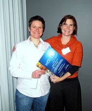 Carmen Zinssmeister, die Preisträgerin des NOBIS-Preises 2011 mit Julia Walochnik, Vizepräsidentin von NOBIS Austria