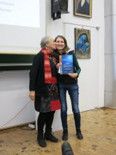 Ulrike Aspöck gratuliert der NOBIS-Preisträgerin Carina Nebel, oder auch 'noch ein Bussi fürs Foto!'
